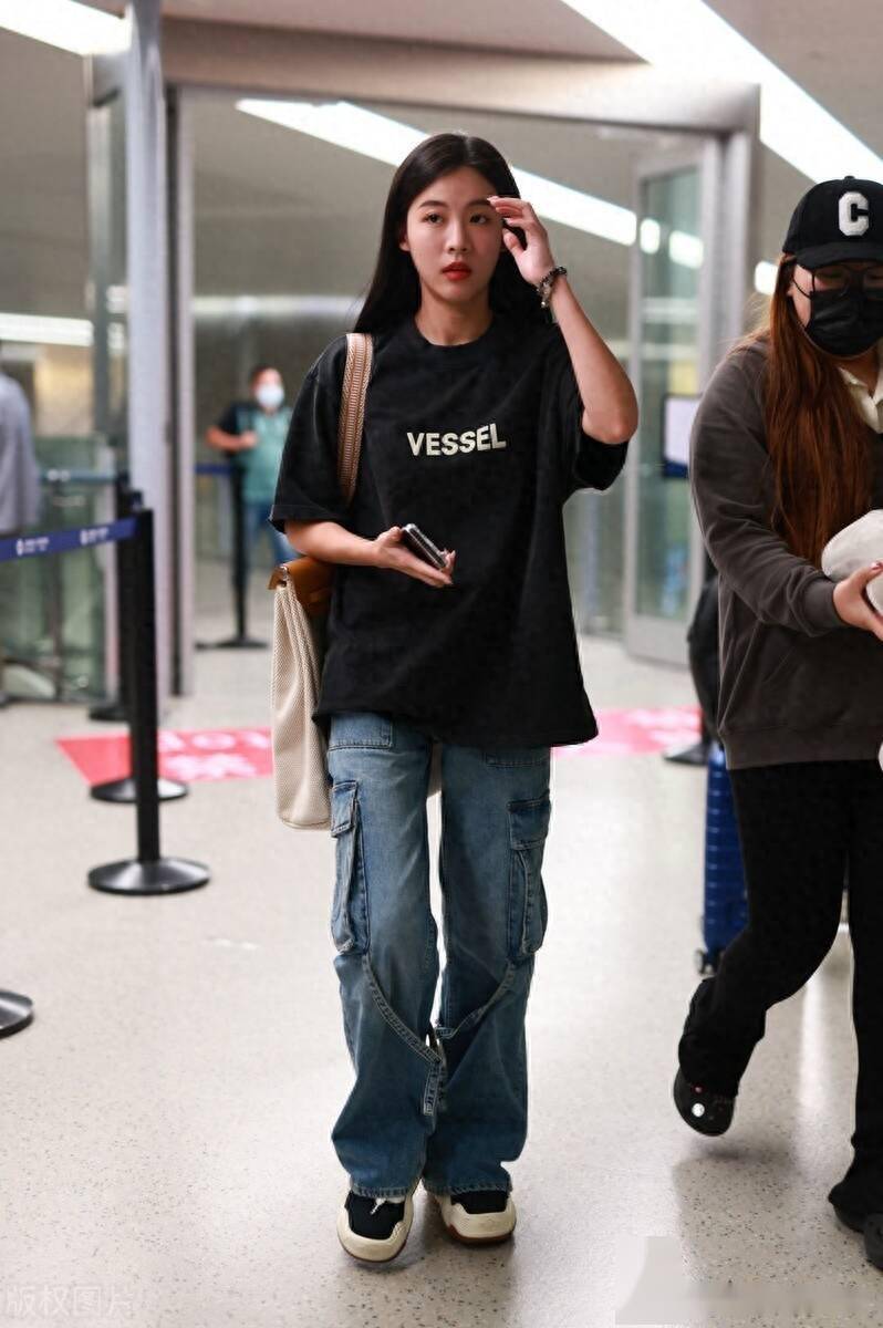 孙芮现身上海机场,身着t恤牛仔裤简约低调