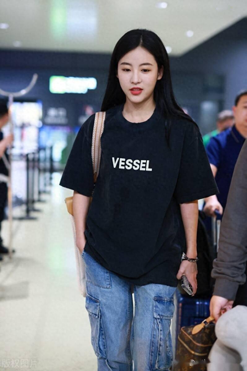 孙芮现身上海机场,身着t恤牛仔裤简约低调