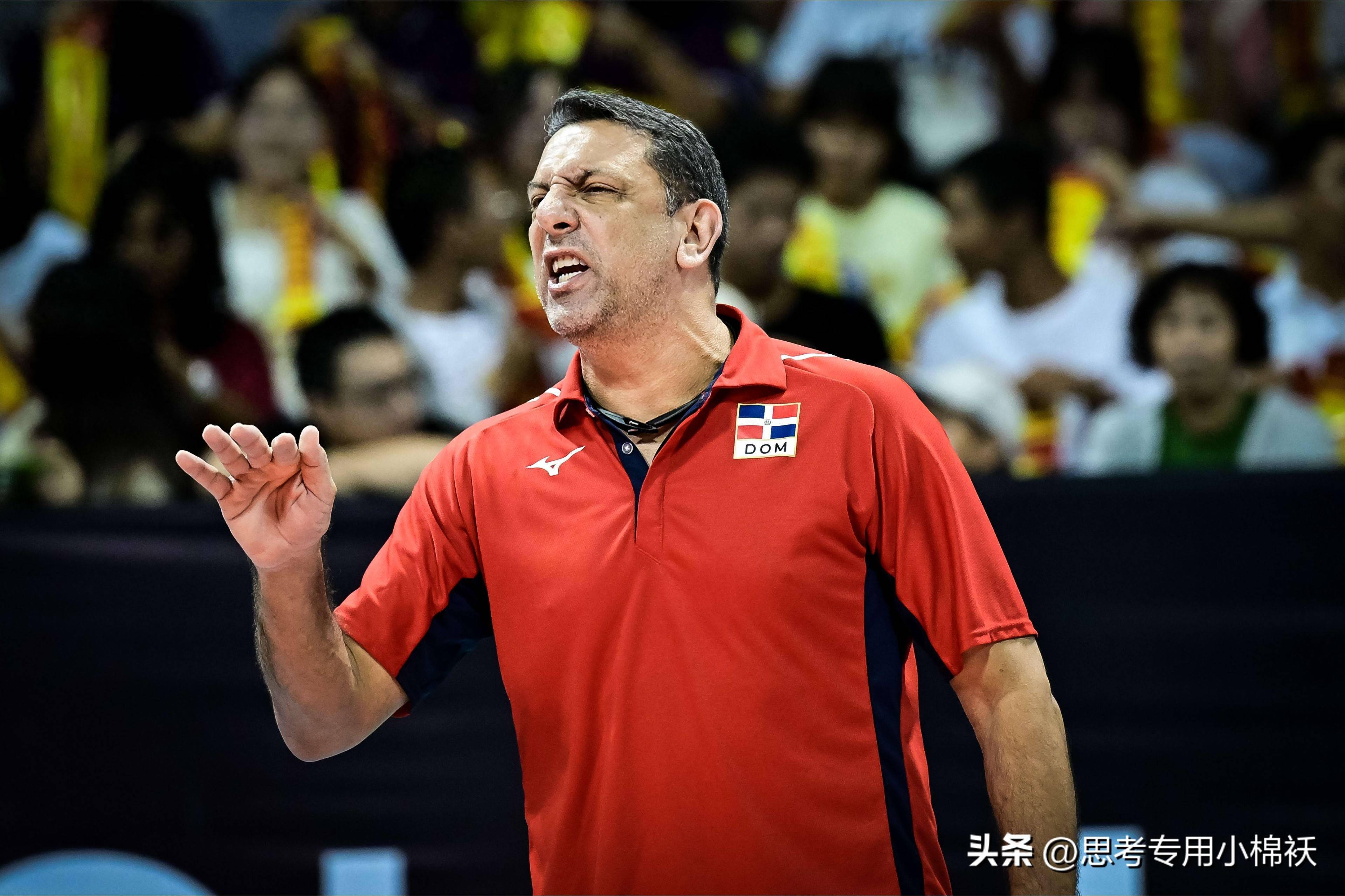 加拿大队的格雷在关键时刻扣球出界,加拿大9-12落后叫暂停.