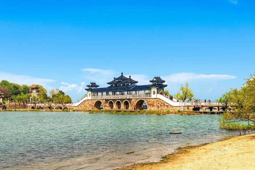 休闲娱乐:1,东北二人转演绎-东北风大剧院,和平大戏院,刘老根大舞台等