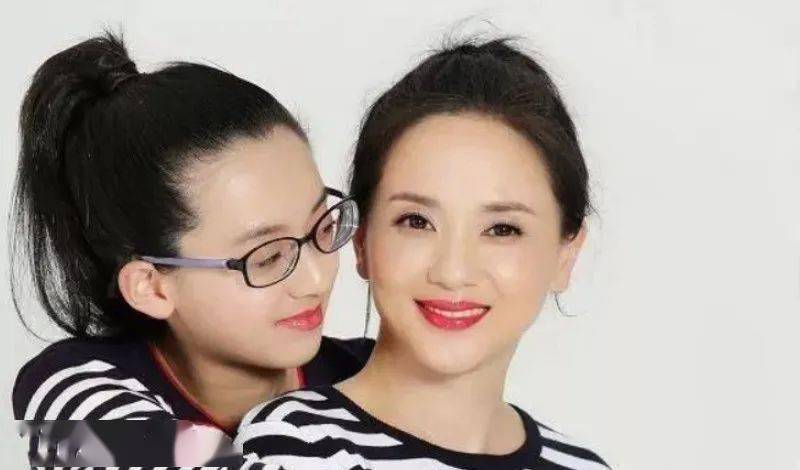 陶慧敏与女儿王陶融陶慧敏听到女儿说这话,鼻子一酸,她觉得她这么辛苦