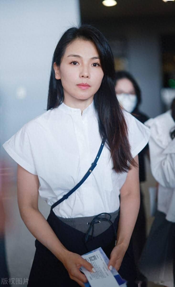 刘涛上海出发,白色衬衫搭配黑色开叉裙简约大方_机场