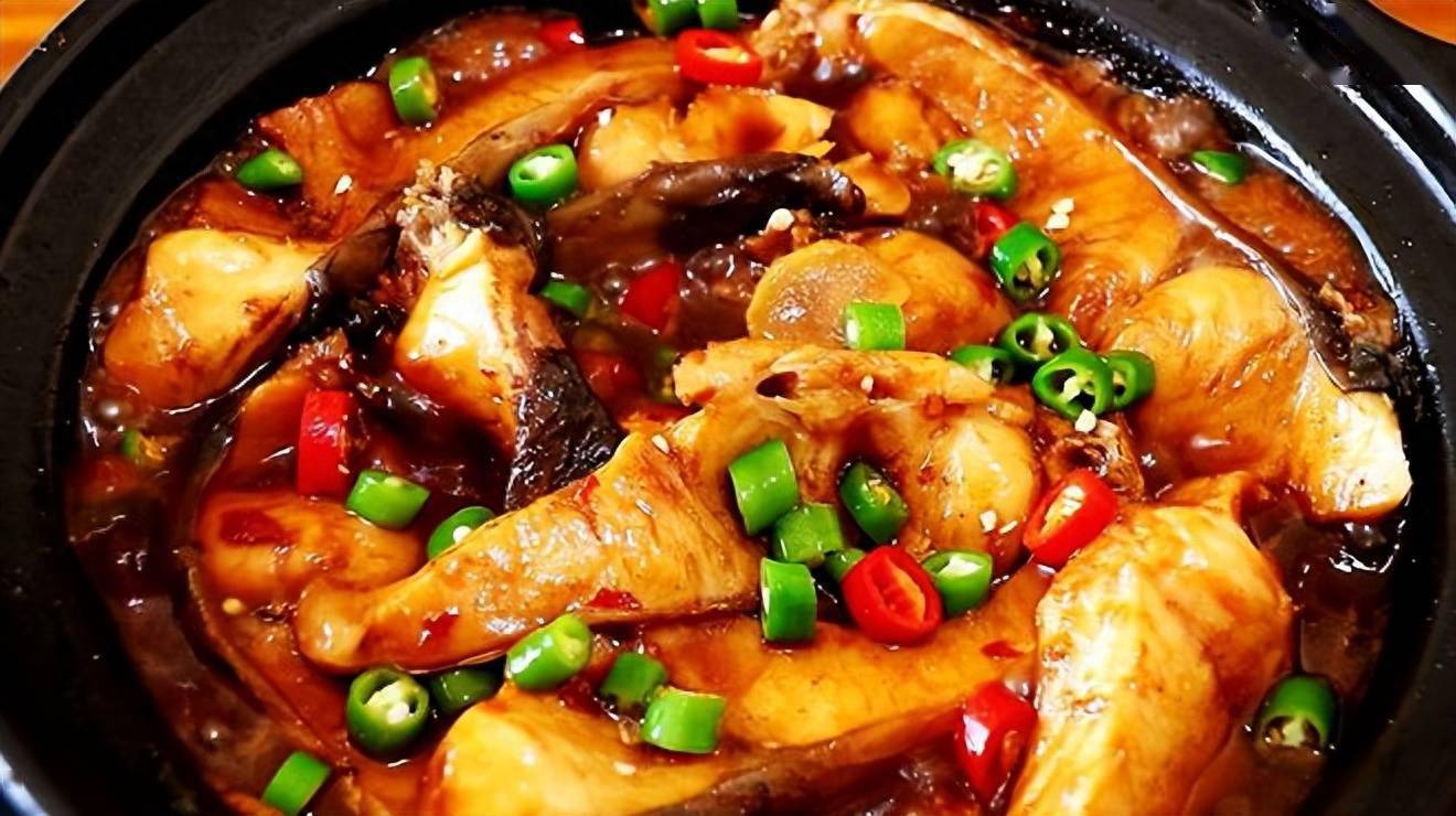 二,红烧踏板鱼准备食材:踏板鱼,大蒜,红椒,生姜,大葱,小葱,料酒,糖,盐