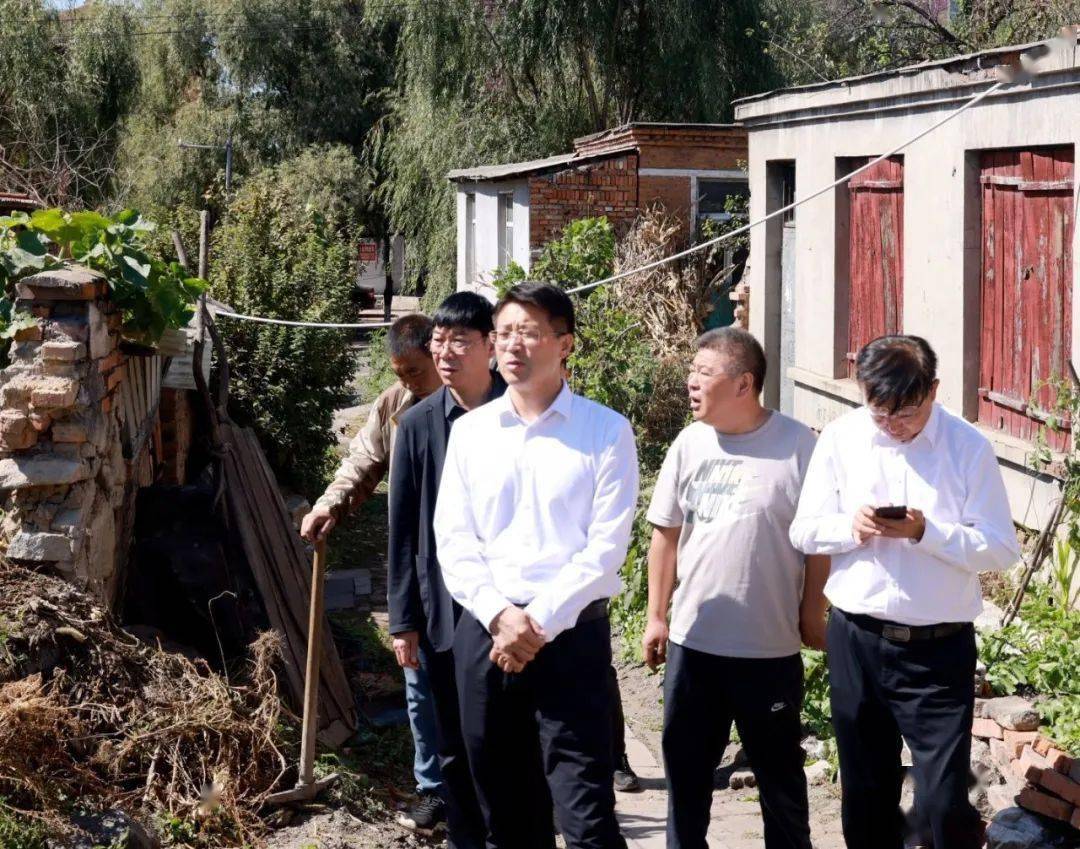 9月15日,鸡西市城子河区委书记蔡杰下访到信访人家中,倾听群众心声