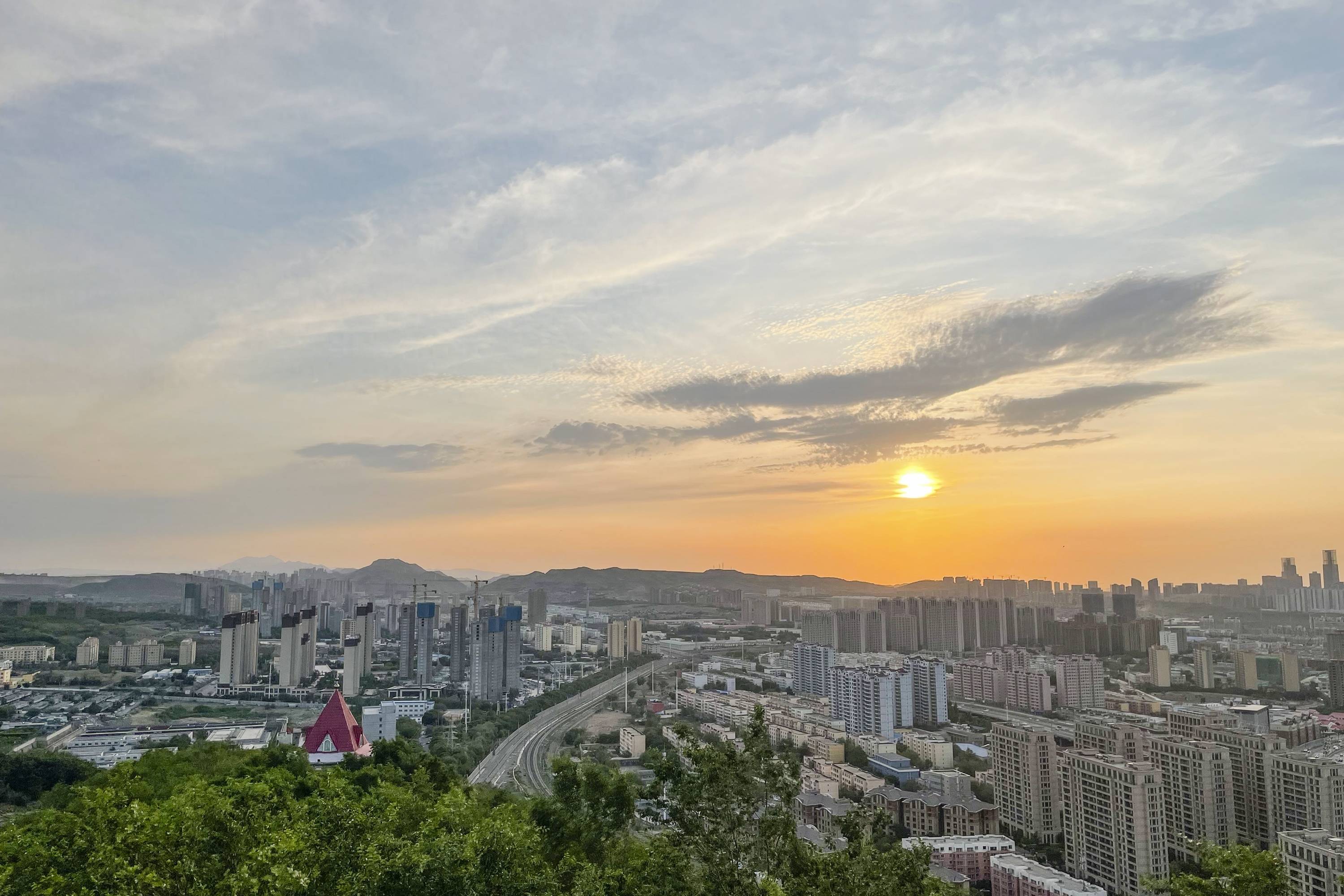 6月19日,游客在新疆乌鲁木齐市的雅玛里克山俯瞰城市夜景.
