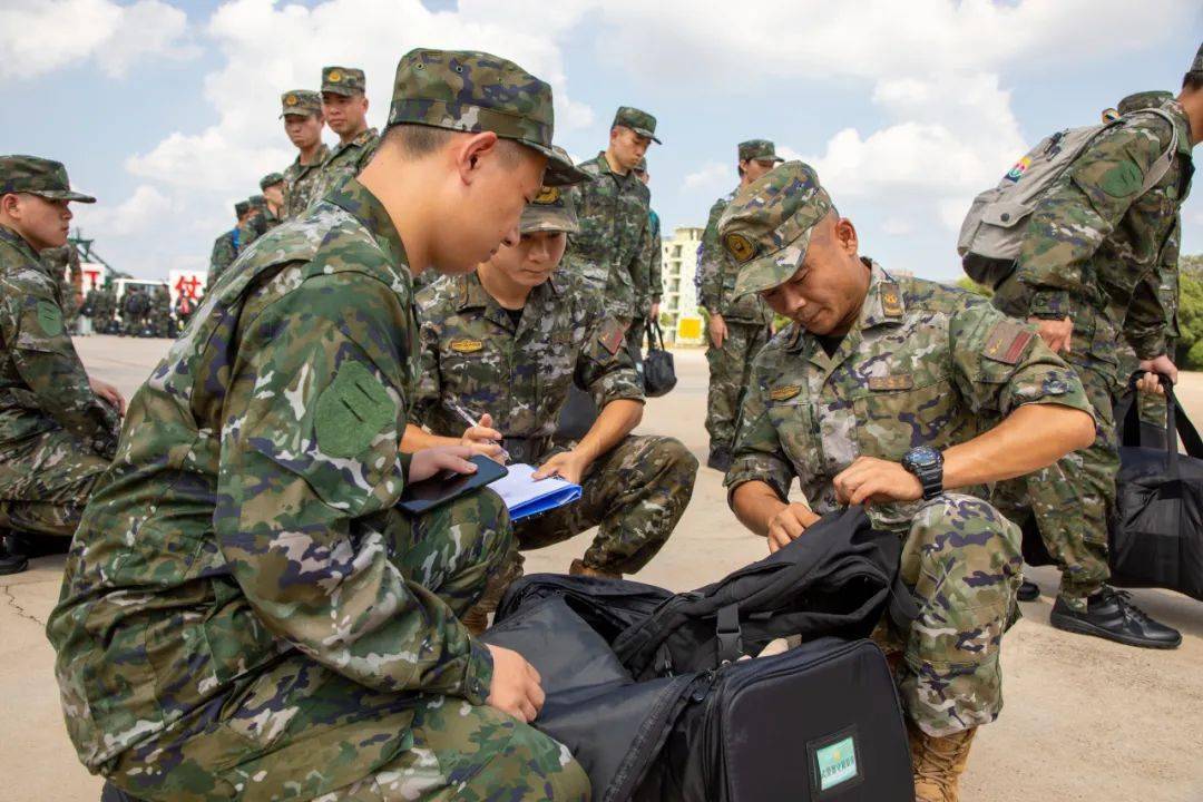 武警湖南总队喜迎新兵入营_战友_行李_骨干