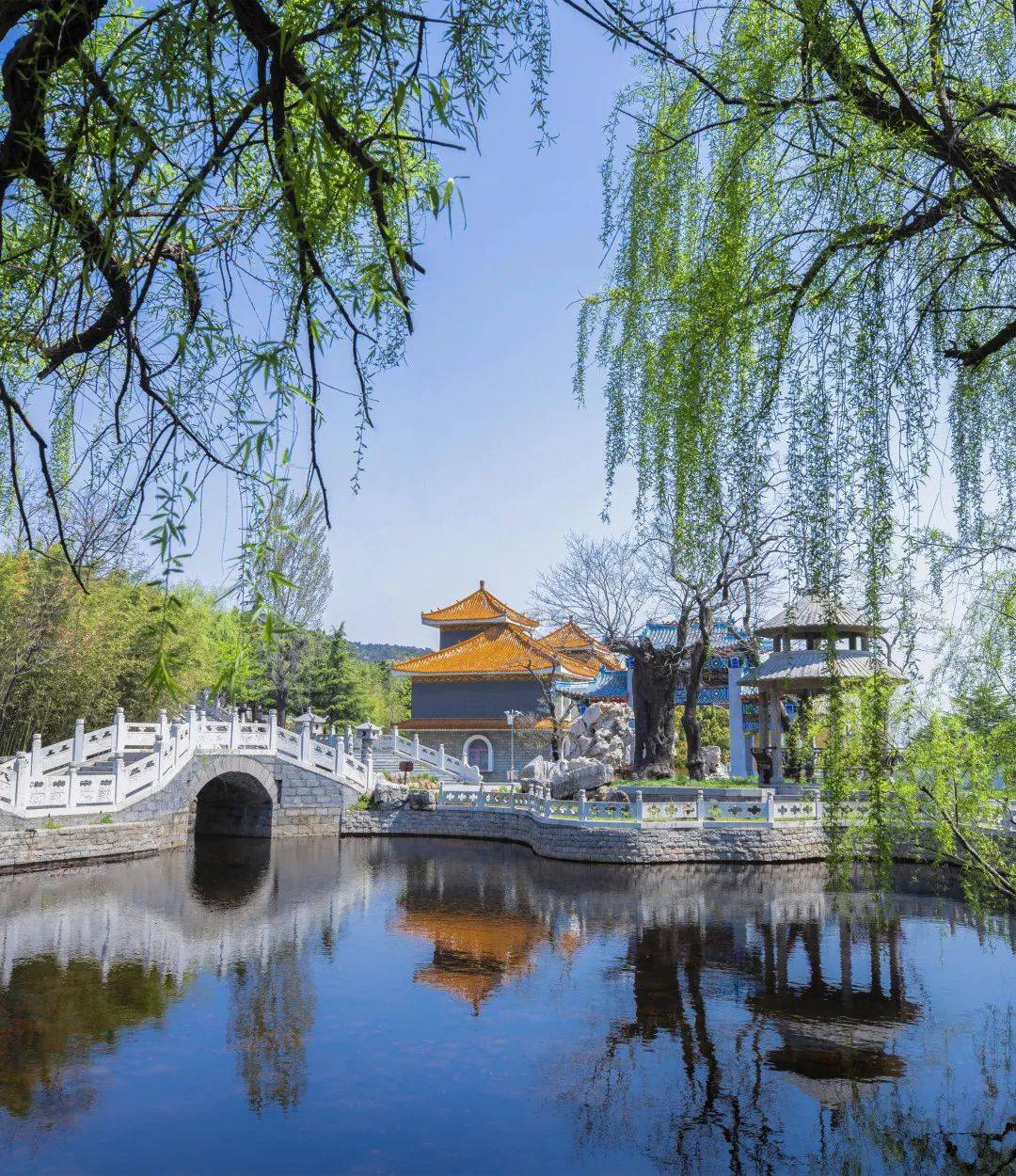 景区内流水潺潺,伴随着幽幽鸟鸣感受清凉.