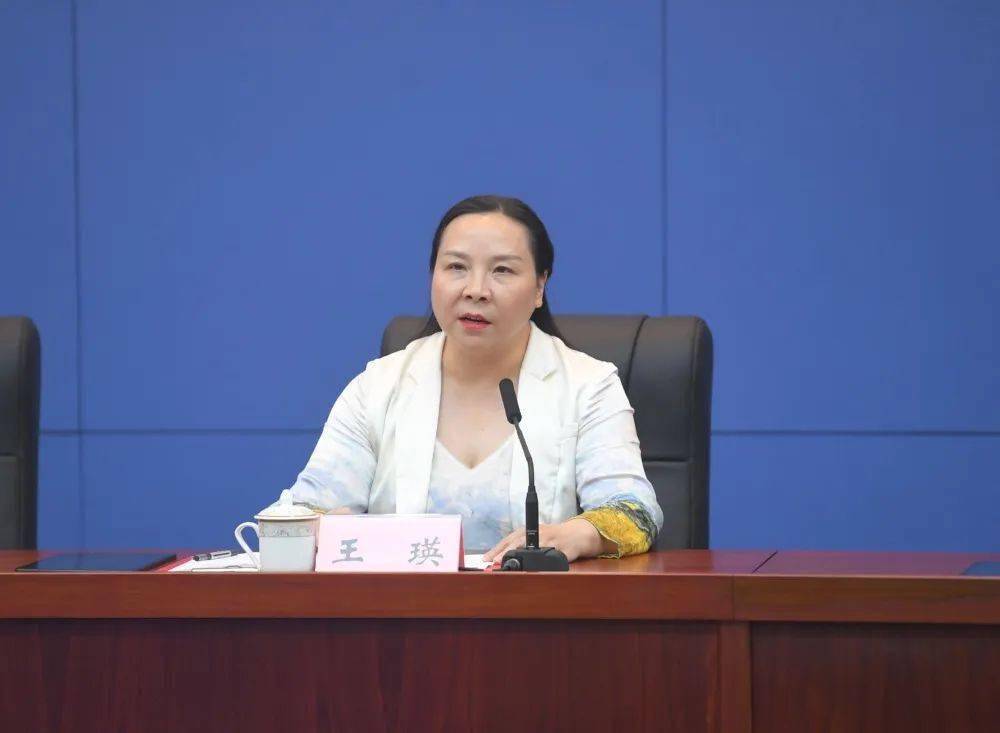 丰都县副县长王瑛介绍相关情况.