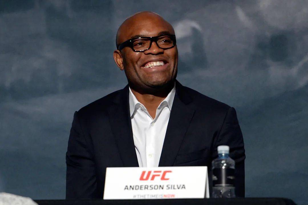 就像安德森-席尔瓦在断腿之后于2014年10月在里约热内卢举行的ufc197