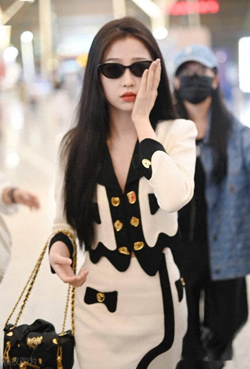 街拍:虞书欣moschino白色套装 尖头高跟鞋优雅_上海_机场