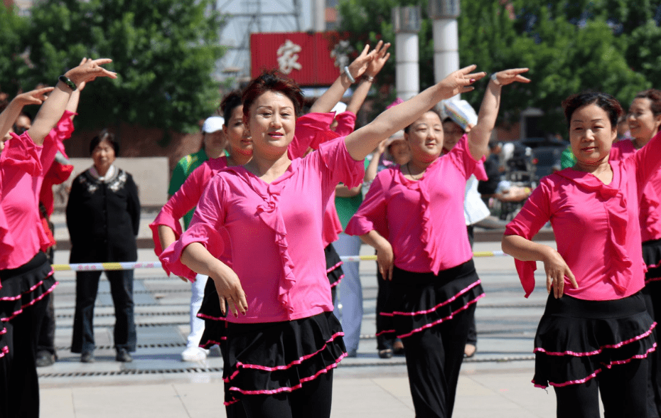 我53岁,退休后才明白,千万别让老伴跳广场舞,准没好事!