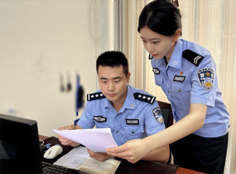 九成分局民警张蕴颉(右)和导师张云龙(左)刚到分局时,单位安排了