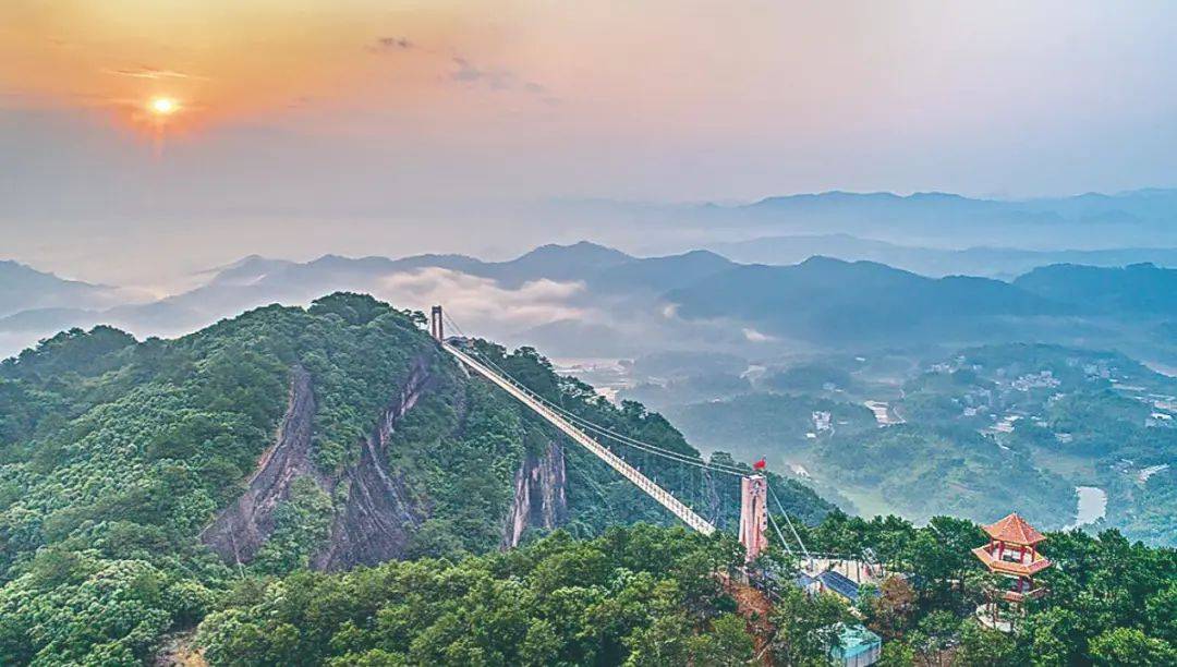 藤县石表山 彭进龙 摄每当昼夜温差较大或雨后初晴,这里可以欣赏到