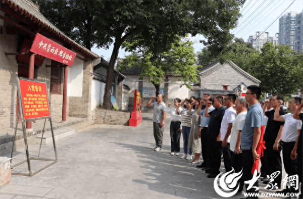 在赵建民故居,党员们在讲解员带领下追寻当时的红色记忆,故居内简陋的