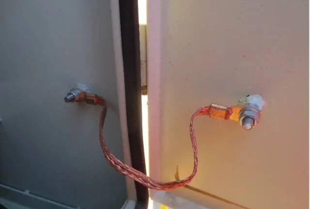 图8:配电箱可开启门用裸编织铜线跨接.