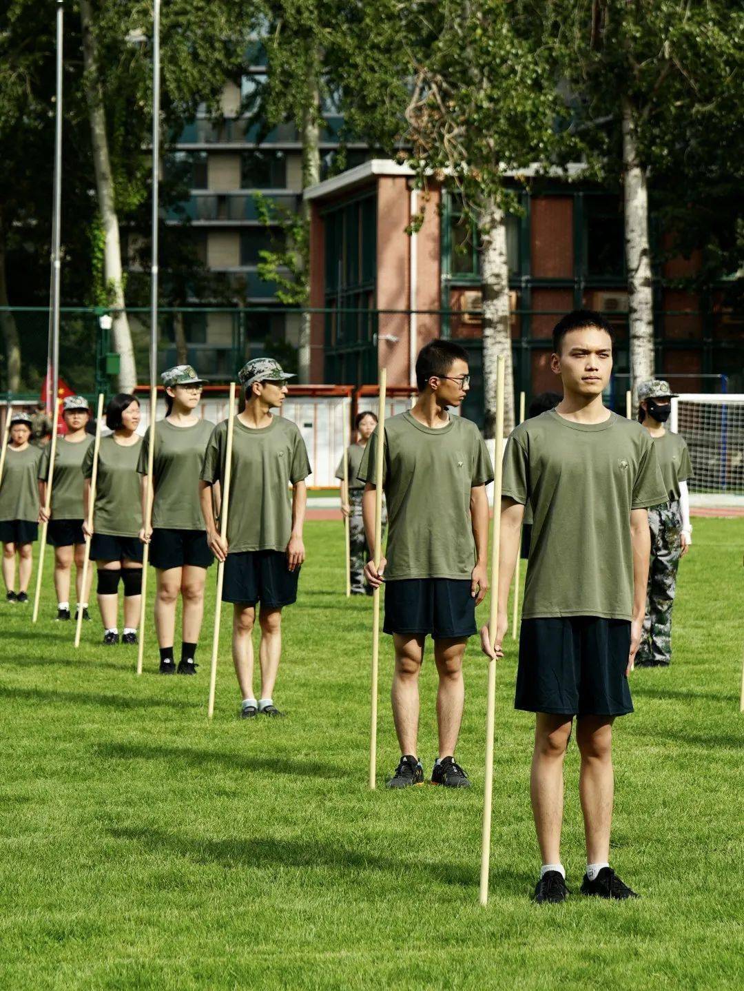 干脆利落 豪情满怀应急棍招招有力 势如破竹擒敌拳一动一息 智勇双全