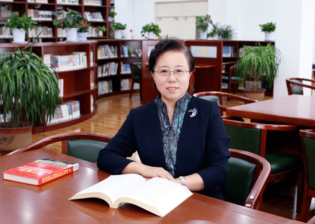 徐洁,中共党员,特级教师,正高级教师,大学本科,高中部化学教师,教龄35