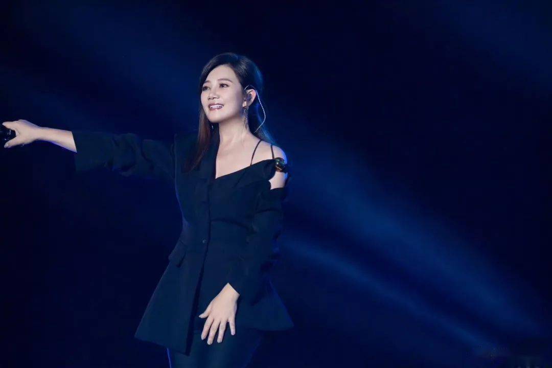 这段视频中,正在演唱《燕尾蝶》的梁静茹表现欠佳,一向声音甜美,唱腔