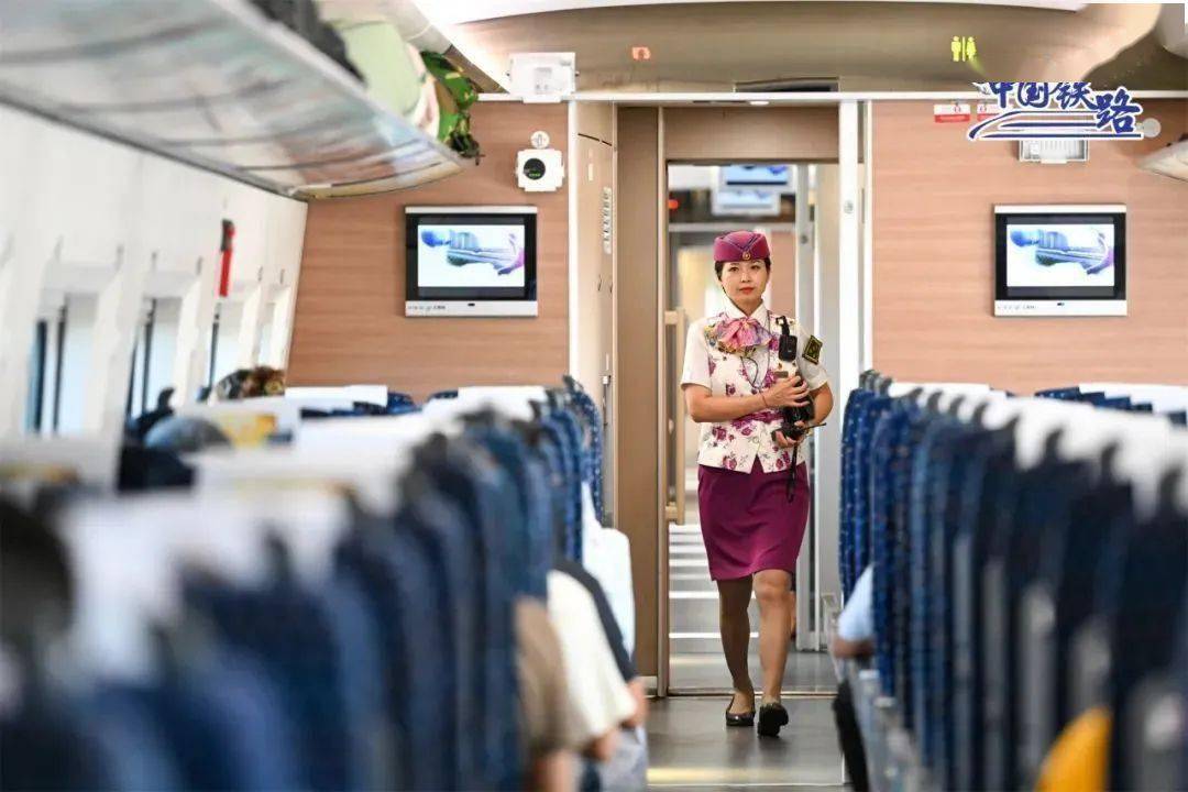 近日,有网友在社交媒体发文称,北京到深圳的d927卧铺,上铺平日1150元