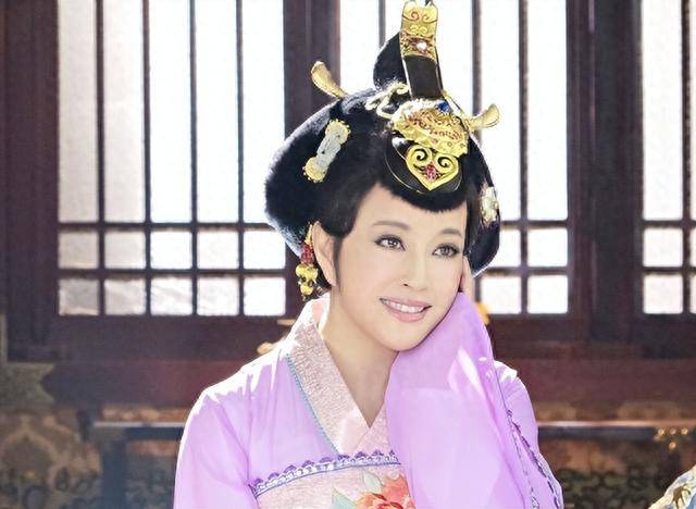 71歲劉曉慶無懼嘲諷演少女，柳巖真空上春晚，不知道尷尬為何物？