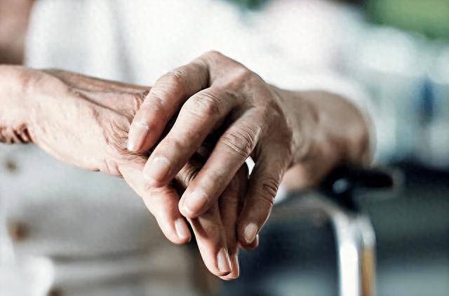 梦回往昔,已故亲人身体出血,一场心灵深处的警示与慰藉 梦回往昔,已故亲人身体出血,一场心灵深处的警示与慰藉