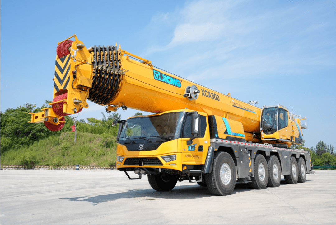 徐工又一力作--全球最大吨位可上绿牌混动全地面起重机震撼上市_作业