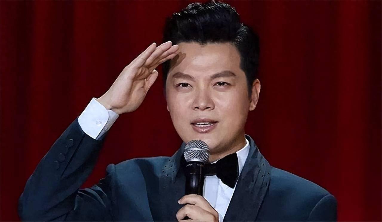 任鲁豫已经能站在中间的位置主持了,而此时他已经扛起了春晚主持的