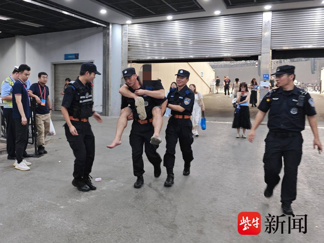 这个背人的动作真帅！男子看演唱会时痛风发作，寸步难移多亏民警出手相助_先生_朋友_南京
