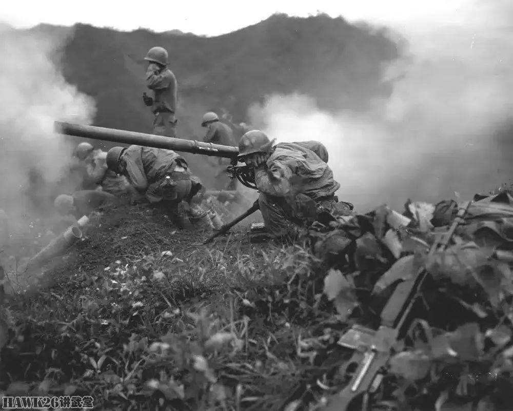 朝鲜战争期间,美军士兵正在操作m20型75mm无后坐力炮进行射击.