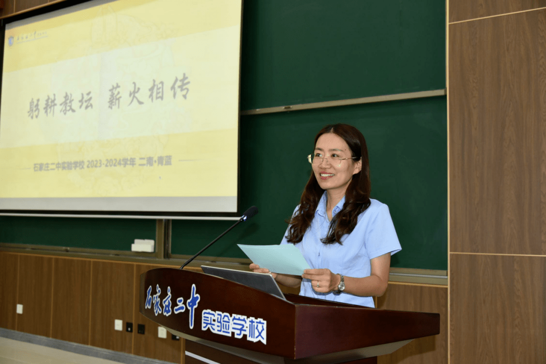 董亚娟主任宣读教学专属导师及学员名单随后进行拜师仪式.