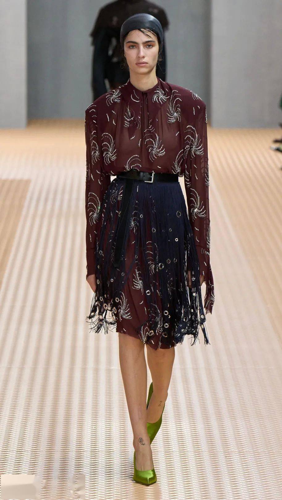 黏糊糊的"鼻涕"秀场-prada普拉达2024春夏系列发布秀!_公众_图片_微信