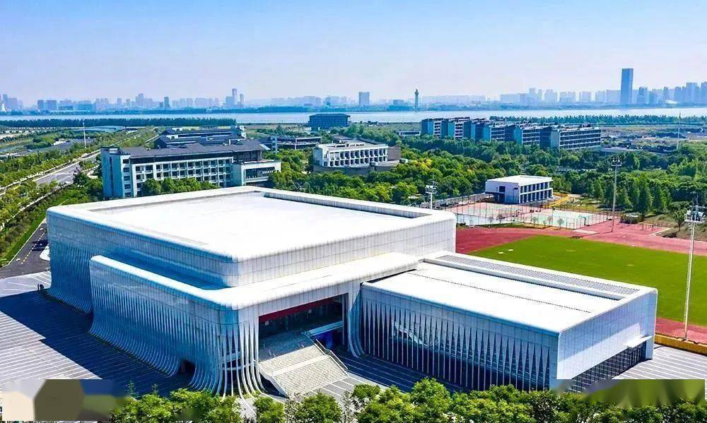 杭州奥体中心游泳体育馆拥有双馆合一的设计理念,独特的流线造型,结合