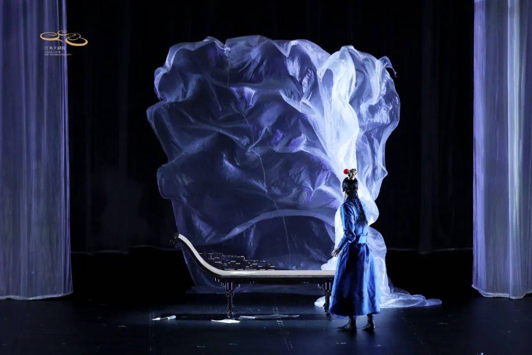 青埂峰下倚古松幕捌第玉丢火树琪花 斑斓世界 回首相看已成灰庭燎烧空