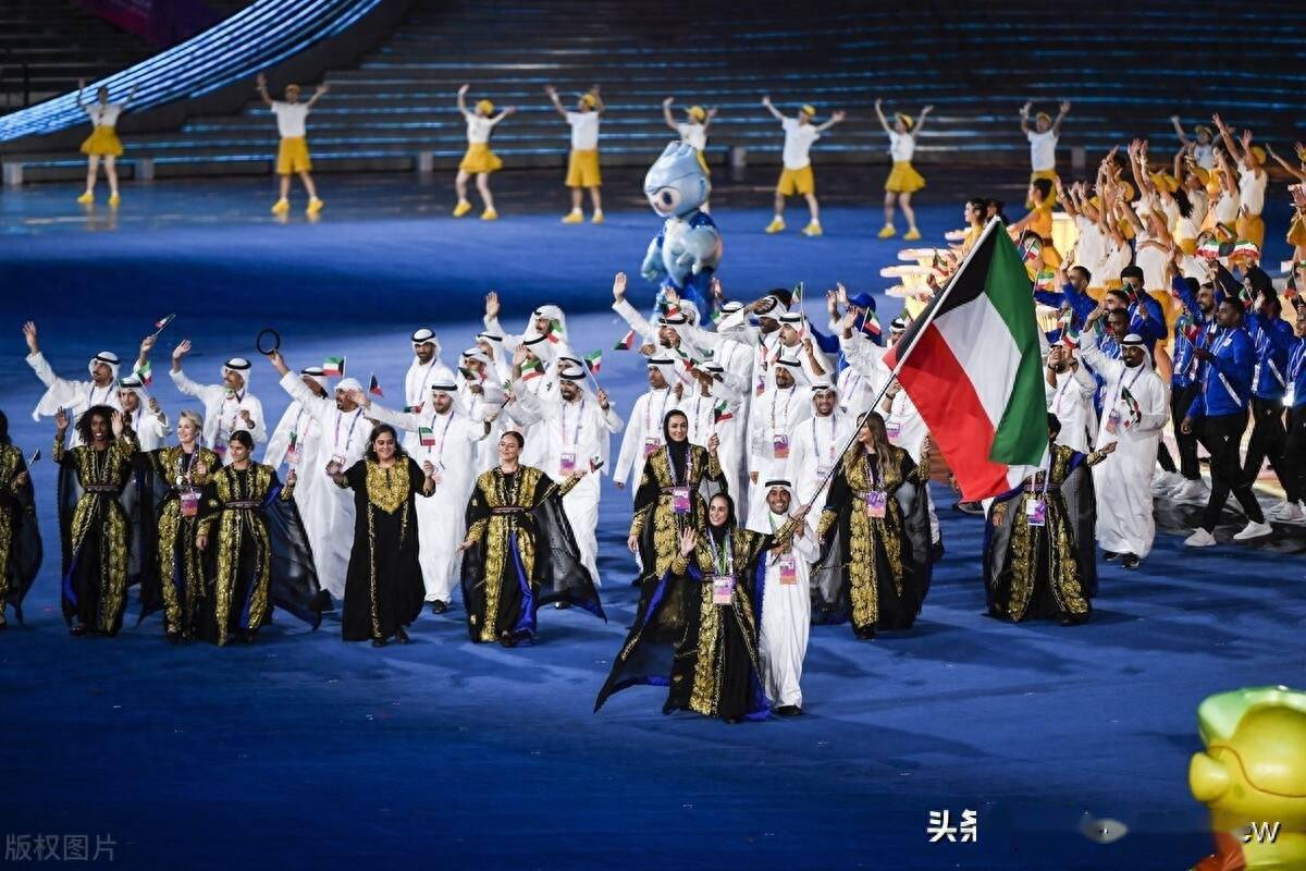 2022杭州亚运会开幕式:科威特代表团女运动员身着华丽服饰入场_浙江
