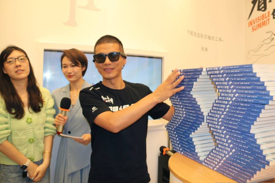 21岁失明,46岁登上珠穆朗玛峰,他不信,盲人只能做按摩_张洪_顶峰_登山