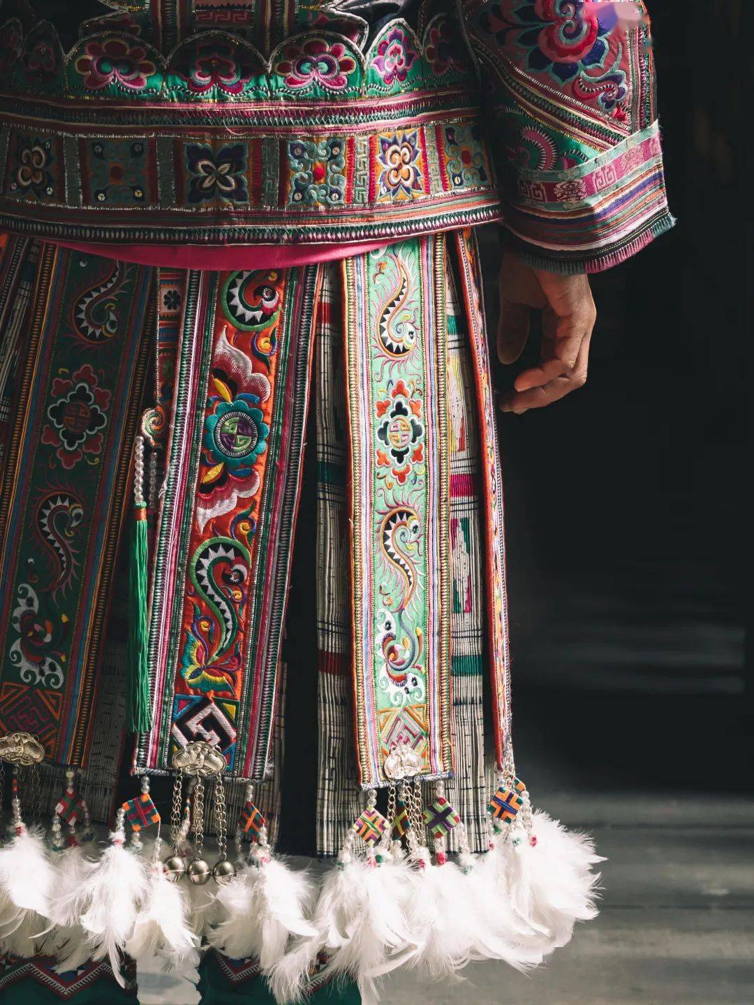 榕江苗族百鸟衣:它由羽毛裙和花衣组成,服饰色彩艳丽,图案有花鸟鱼虫.