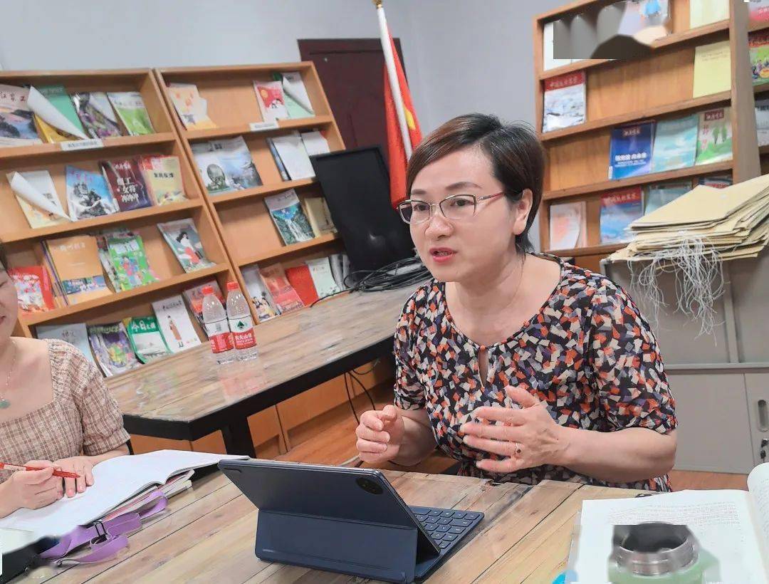 社会·法治学科教研员祝水月老师听取了陈霞和杨华眉老师的同课异构课