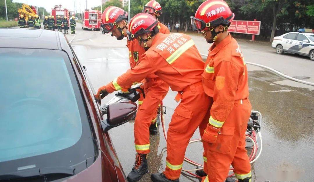 "危化品货车与轿车相撞造成1亡4伤"邓州交警大队联合多部门开展道路