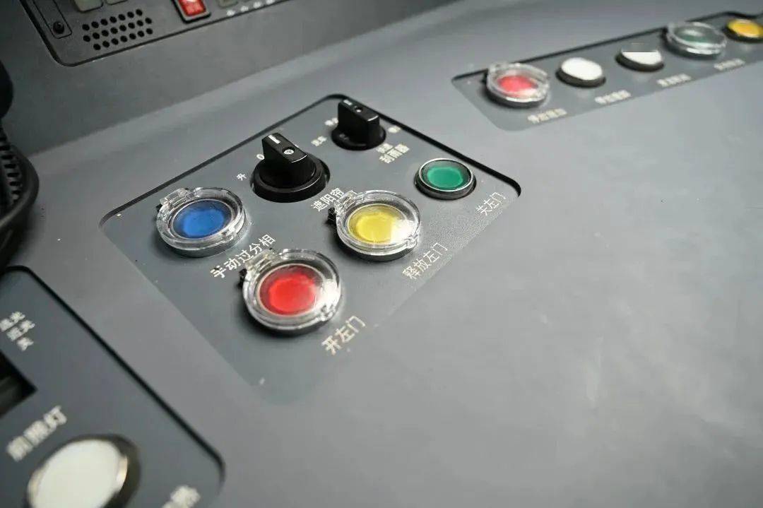 关信号有一套车门集中控制开关在司机室操作台上集中控制整齐划一方便