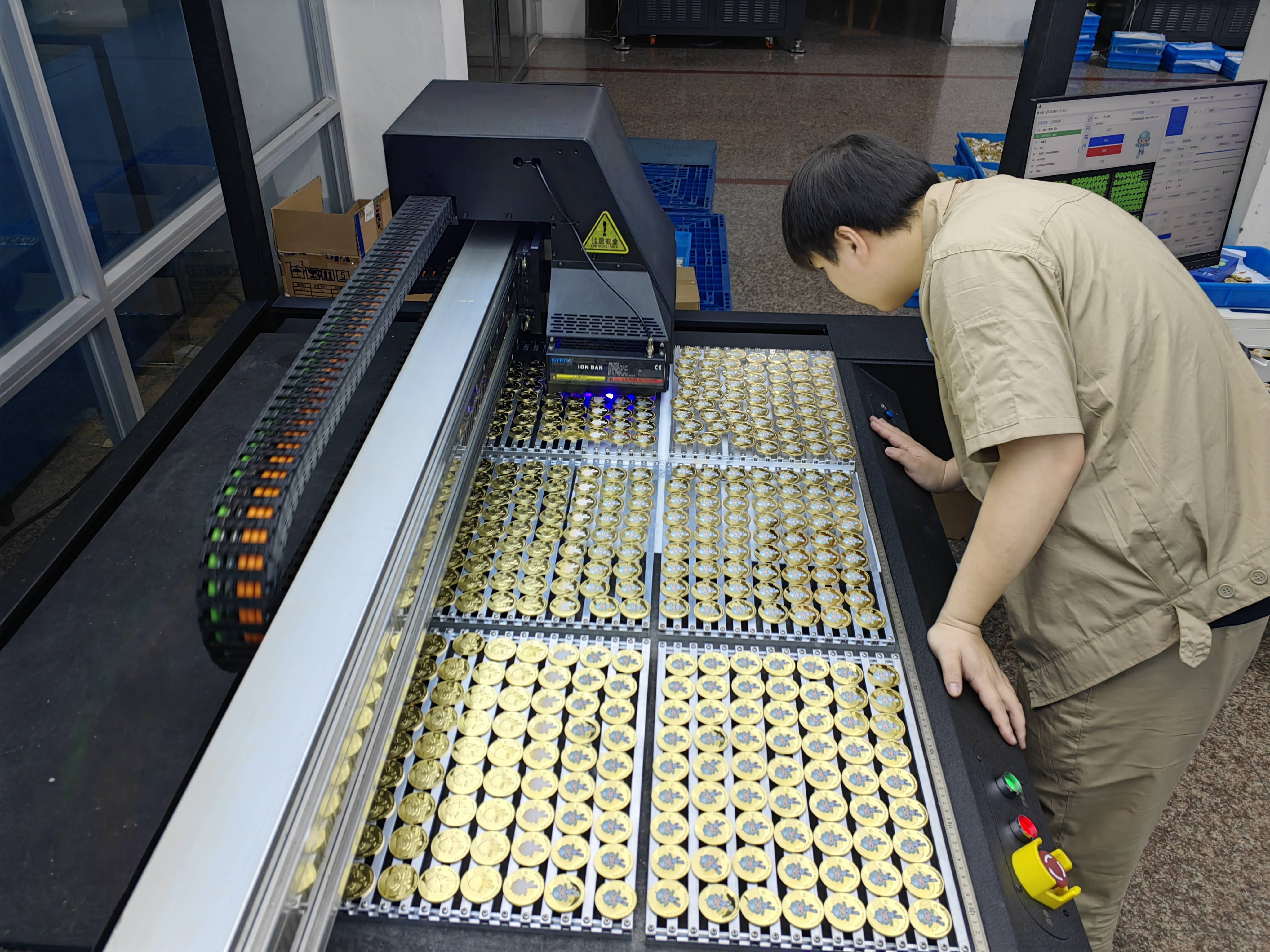 9月25日,位于浙江省温州市苍南县的金乡徽章厂内,工人正在生产线旁