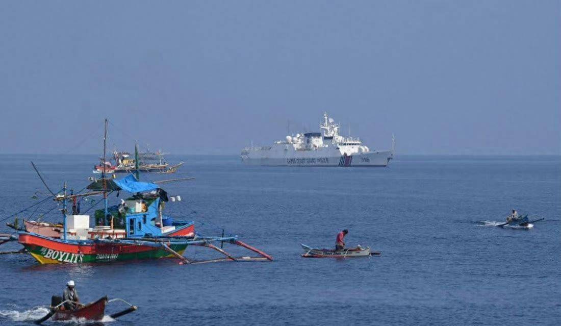 菲律宾鼓动渔船强闯黄岩岛,无非就是鸹噪碰瓷,我海警舰强力阻拦_美国