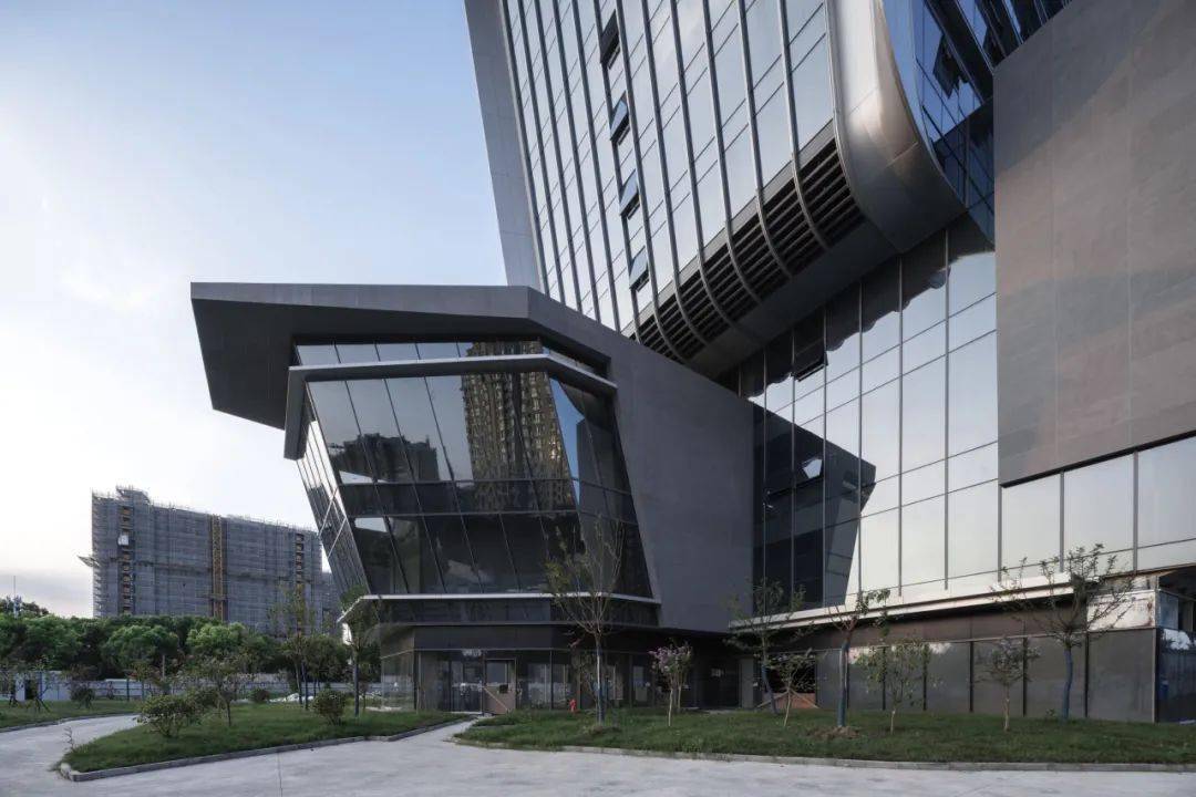 新作| 上海新虹桥灿辉希尔顿五星级酒店 / 上海三益建筑设计有限公司