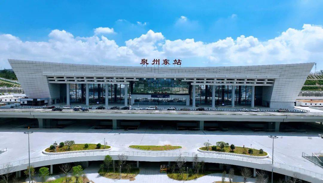 位于泉州台商投资区的泉州东站站房采用"山海之门,扬帆港城"的现代
