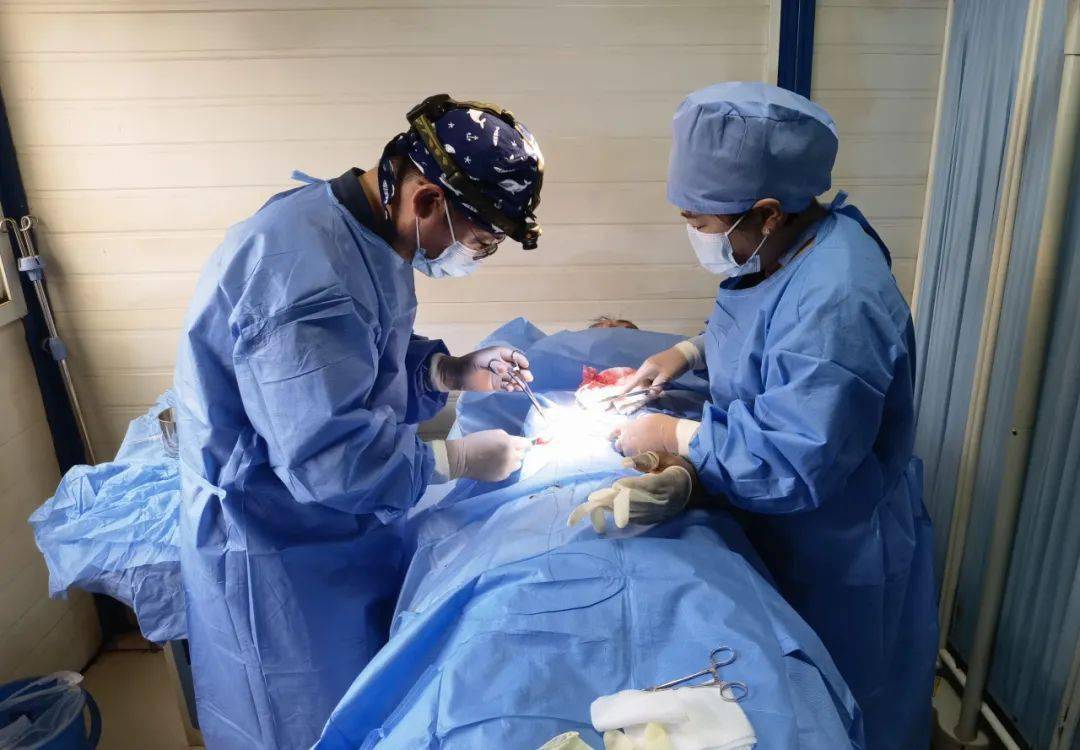 援乌干达医疗队在简陋的条件下完成一例手指腹部管状皮瓣包埋术_拇指