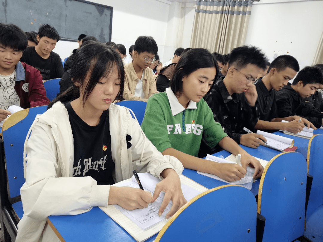 主题团日丨滑县裳华学校开展"科学放飞梦想 争做时代先锋"主题活动