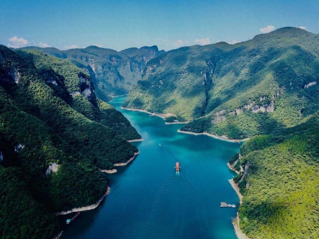 「保康九路寨景区」十一期间,分别在尧帝大舞台和尧治河度假酒店门口