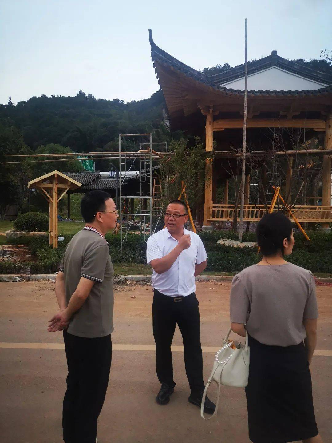 62县人大常委会副主任潘剑永到三江街道开展周一督查62县人大