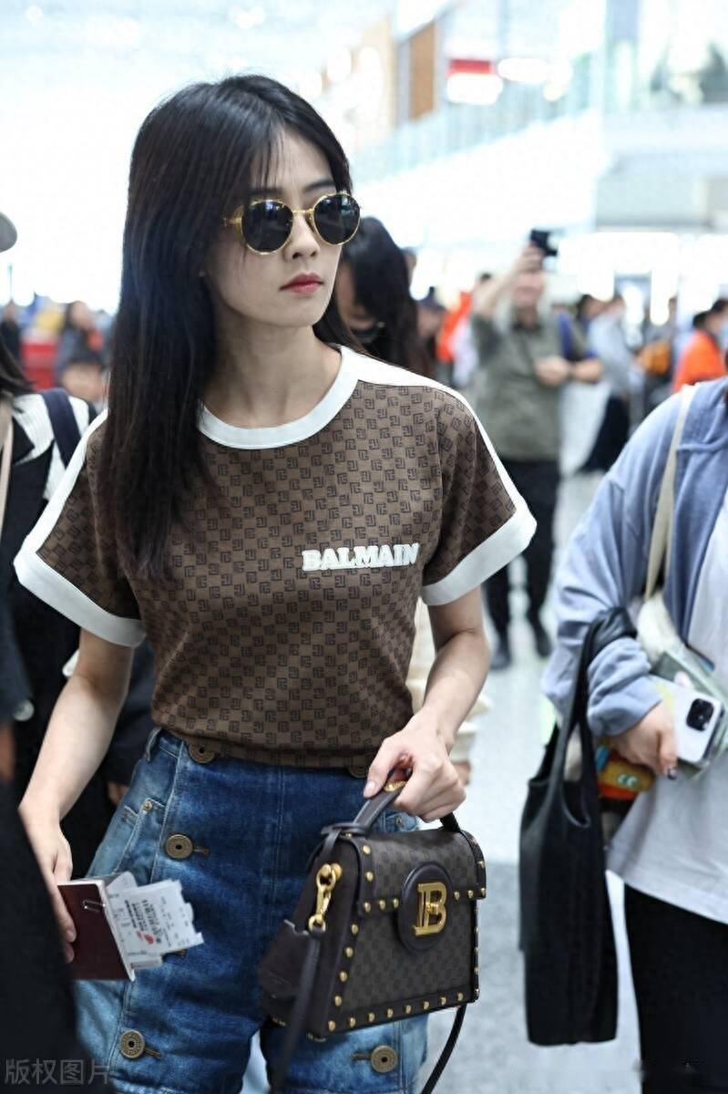 白鹿现身北京机场,前往巴黎参加时装周