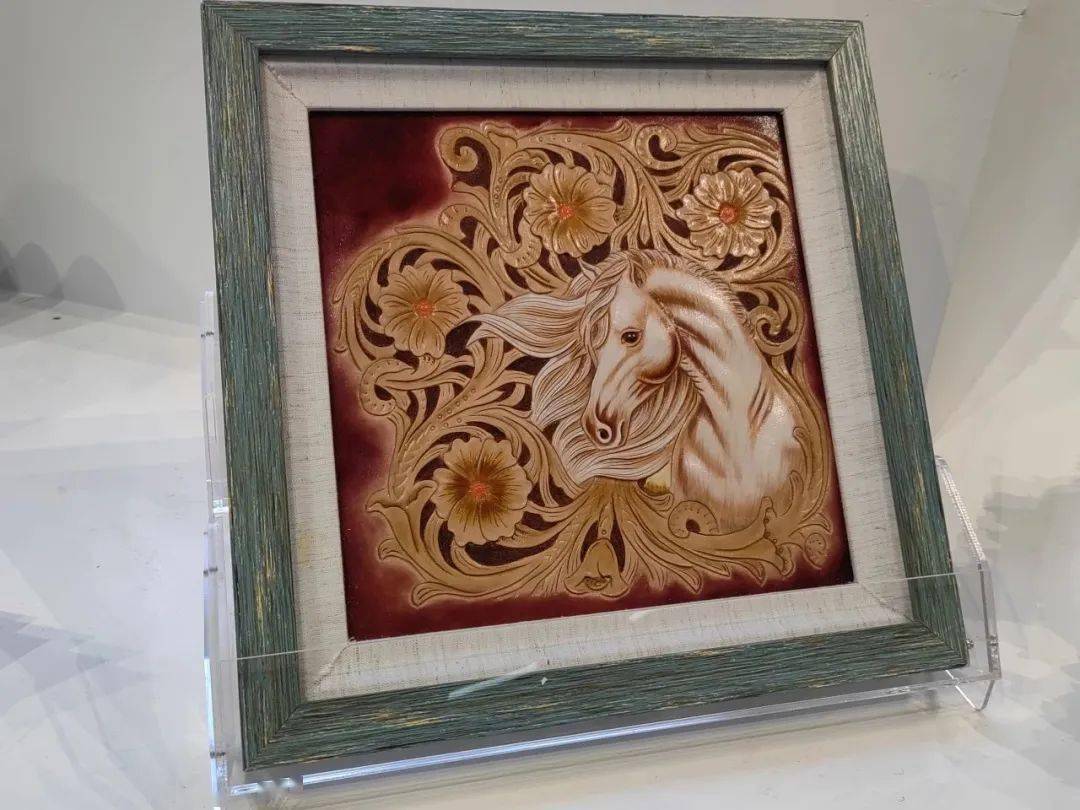 选料,裁皮,打湿印花,雕刻,敲打,染色一幅幅精美别致的皮雕画传承着