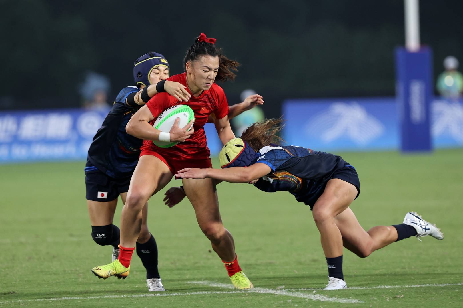 一分之差险胜日本,中国女子橄榄球时隔9年再登顶:铿锵玫瑰,好样的!
